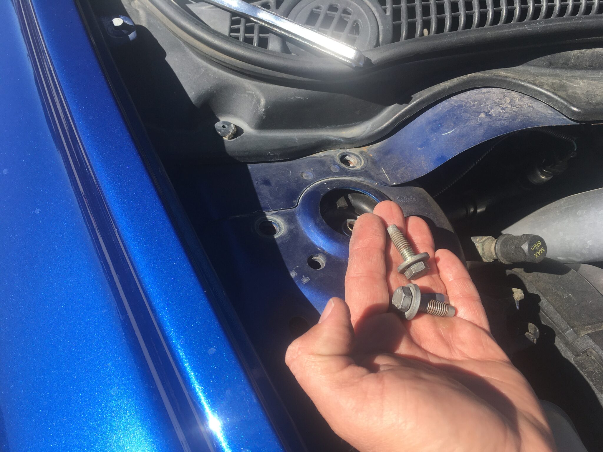 Add a Genuine Volvo Strut Bar on Your P1 (S40/C30/C70) 31329445