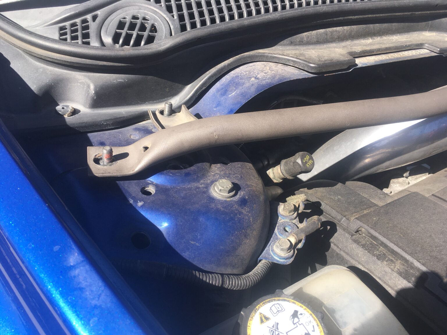 Add a Genuine Volvo Strut Bar on Your P1 (S40/C30/C70) 31329445