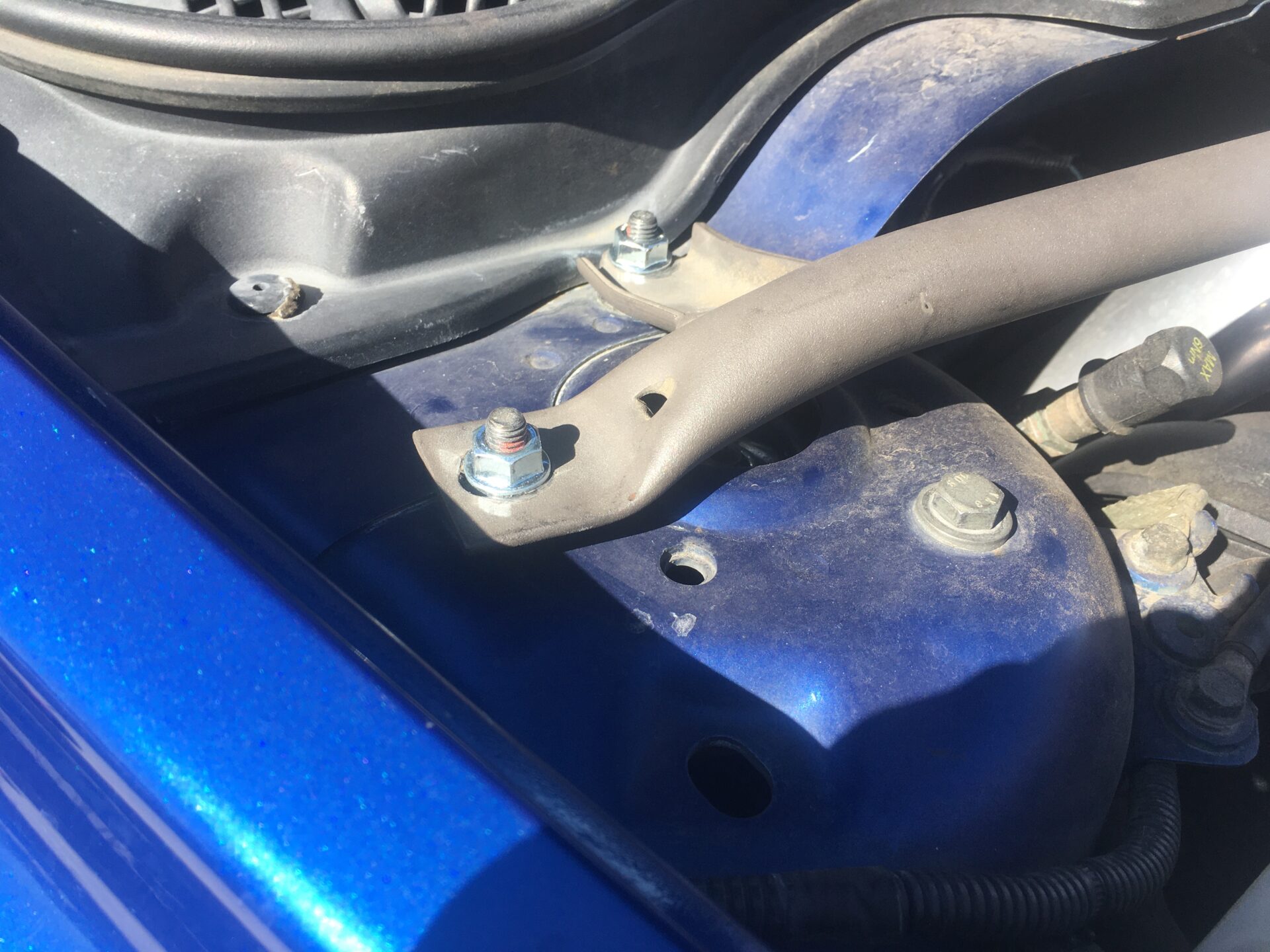 Add a Genuine Volvo Strut Bar on Your P1 (S40/C30/C70) 31329445