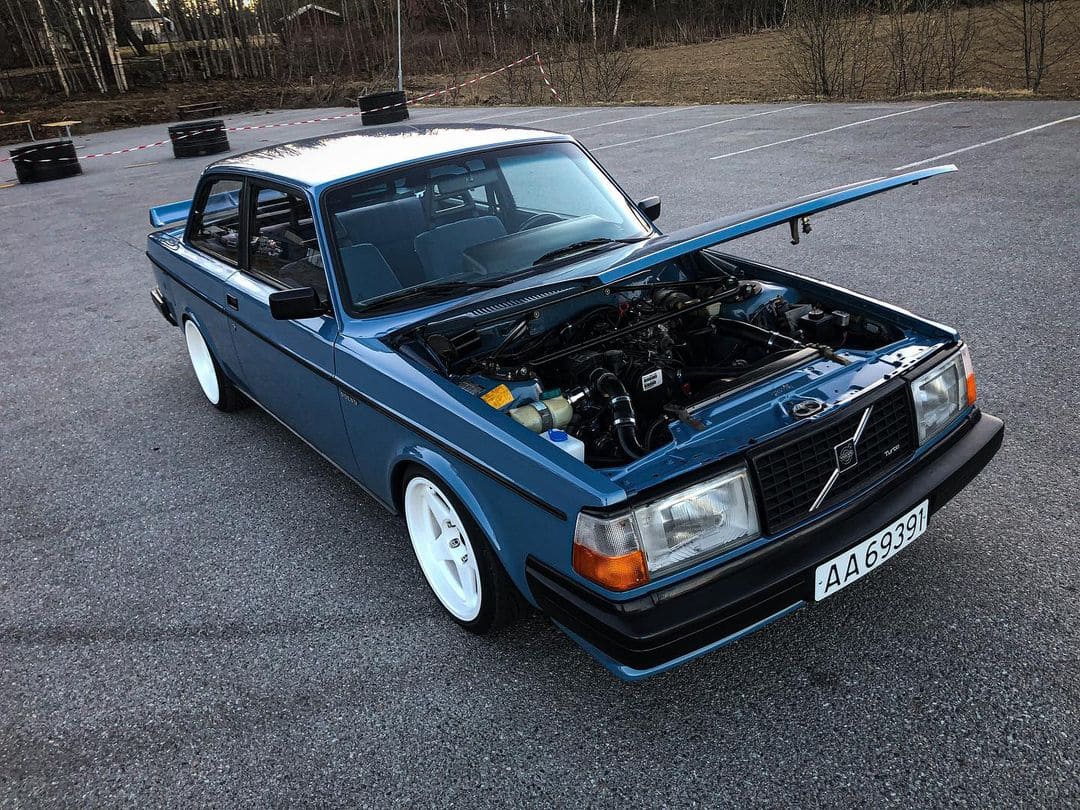 Volvo 242 Engine bay