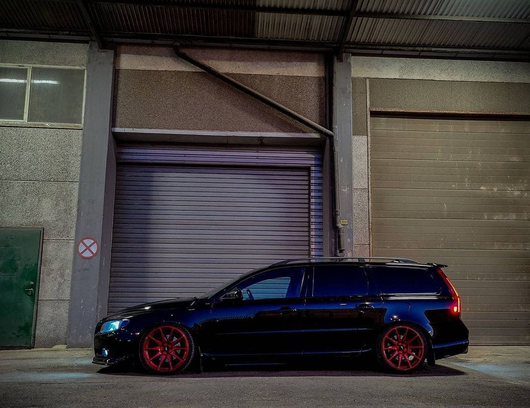 Lowered Volvo V70