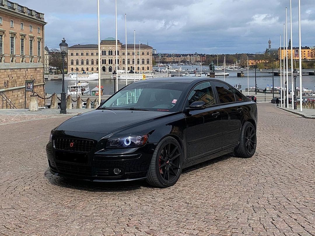 Lowered Volvo S40 