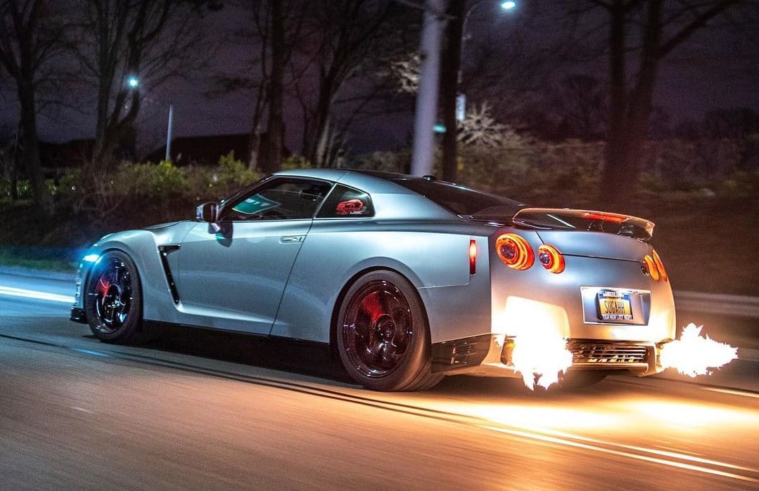 2016 Nissan GTR Premium Shoots flames 